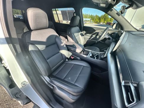 Used 2025 Chevrolet Traverse LT image 27