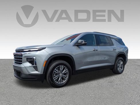 New 2026 Chevrolet Traverse LT w/ Driver Confidence Package AWD/4WD image 2