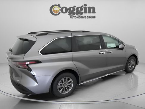 New 2026 Toyota Sienna XLE image 19