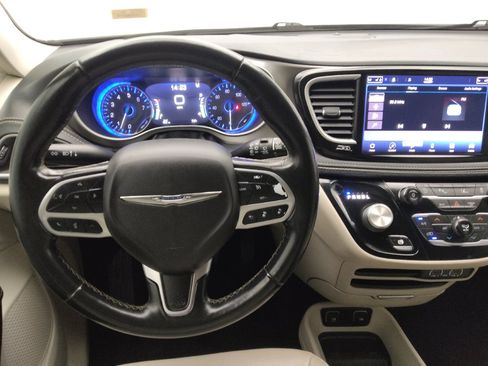 Used 2021 Chrysler Pacifica Touring-L FWD image 22