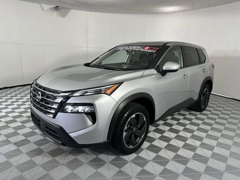 Used 2024 Nissan Rogue SV FWD image 4