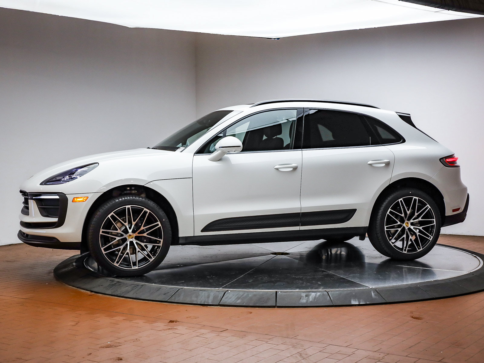 Certified 2026 Porsche Macan AWD/4WD image 2