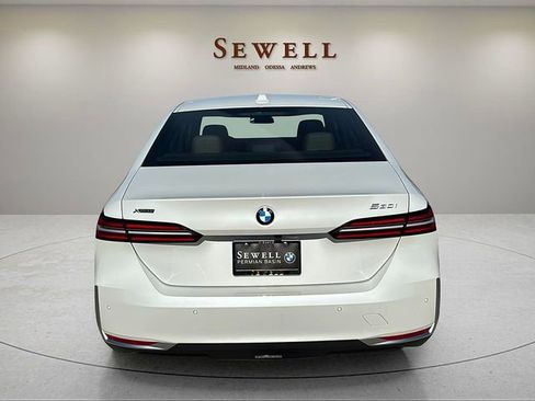 Certified 2025 BMW 530i xDrive w/ Premium Package AWD/4WD image 4