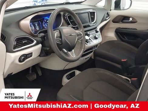 Used 2022 Chrysler Voyager LX image 8