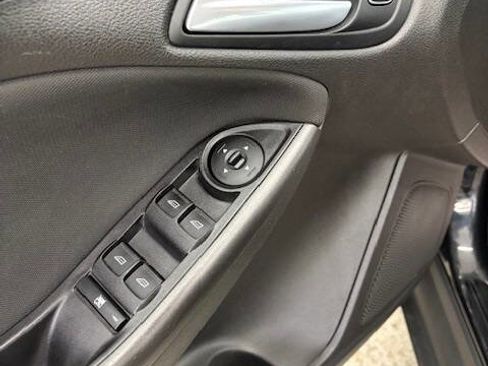 Used 2018 Ford Focus SE w/ Cold Weather Package image 23