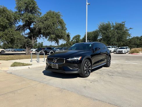 Certified 2025 Volvo V60 B5 Cross Country Ultra w/ Protection Package Premier image 2