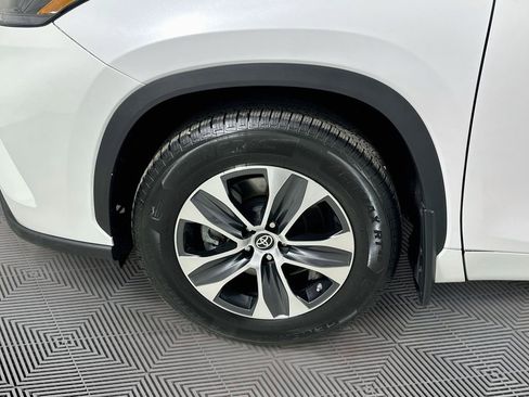 Used 2023 Toyota Highlander XLE AWD/4WD image 25