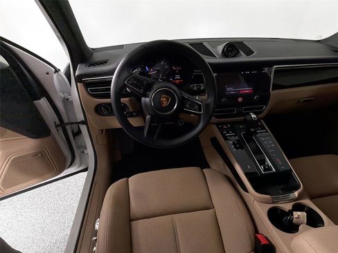Certified 2026 Porsche Macan AWD/4WD image 18