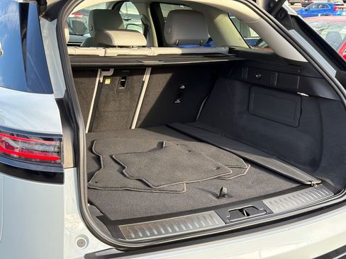 Used 2025 Land Rover Range Rover Velar Dynamic SE image 8