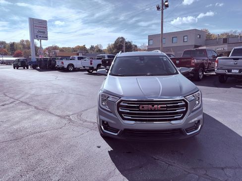 Used 2024 GMC Terrain SLT image 2
