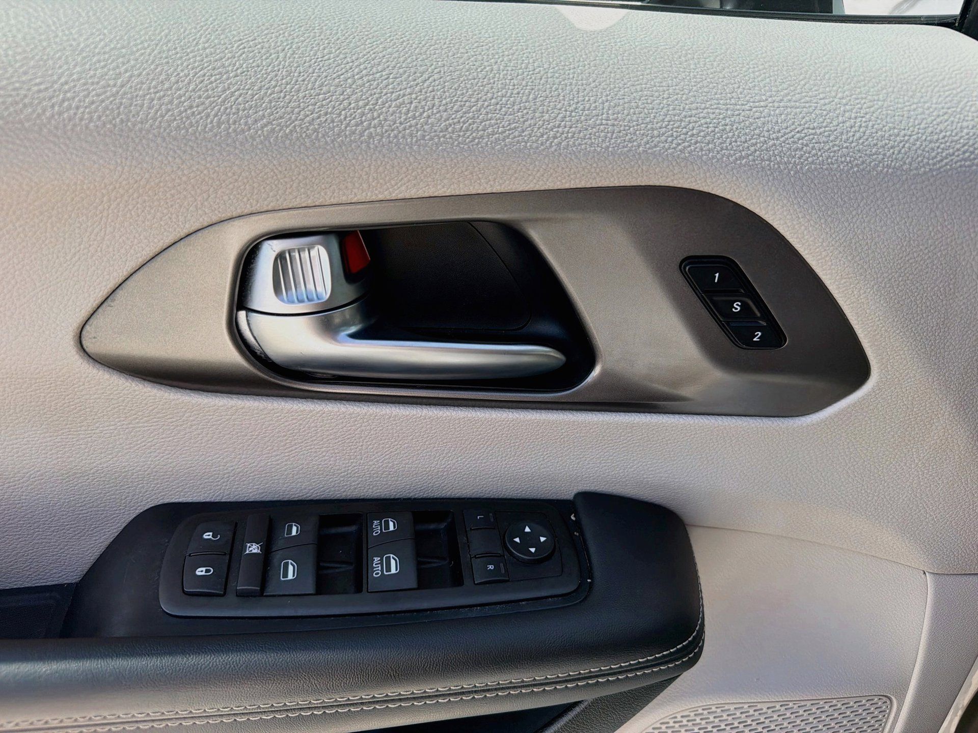 Used 2024 Chrysler Pacifica Touring-L FWD image 18