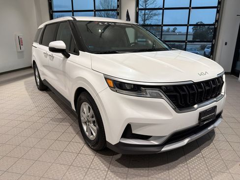 Used 2023 Kia Carnival LX image 7