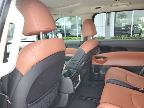 Certified 2024 Kia Carnival SX Prestige FWD image 11