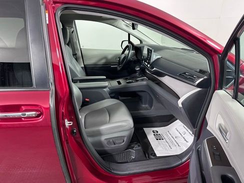 Used 2021 Toyota Sienna XLE image 10