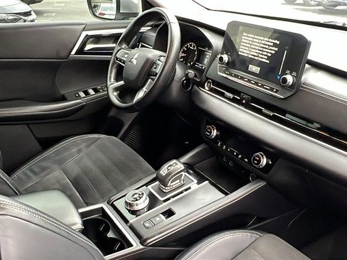 Used 2022 Mitsubishi Outlander SE image 12
