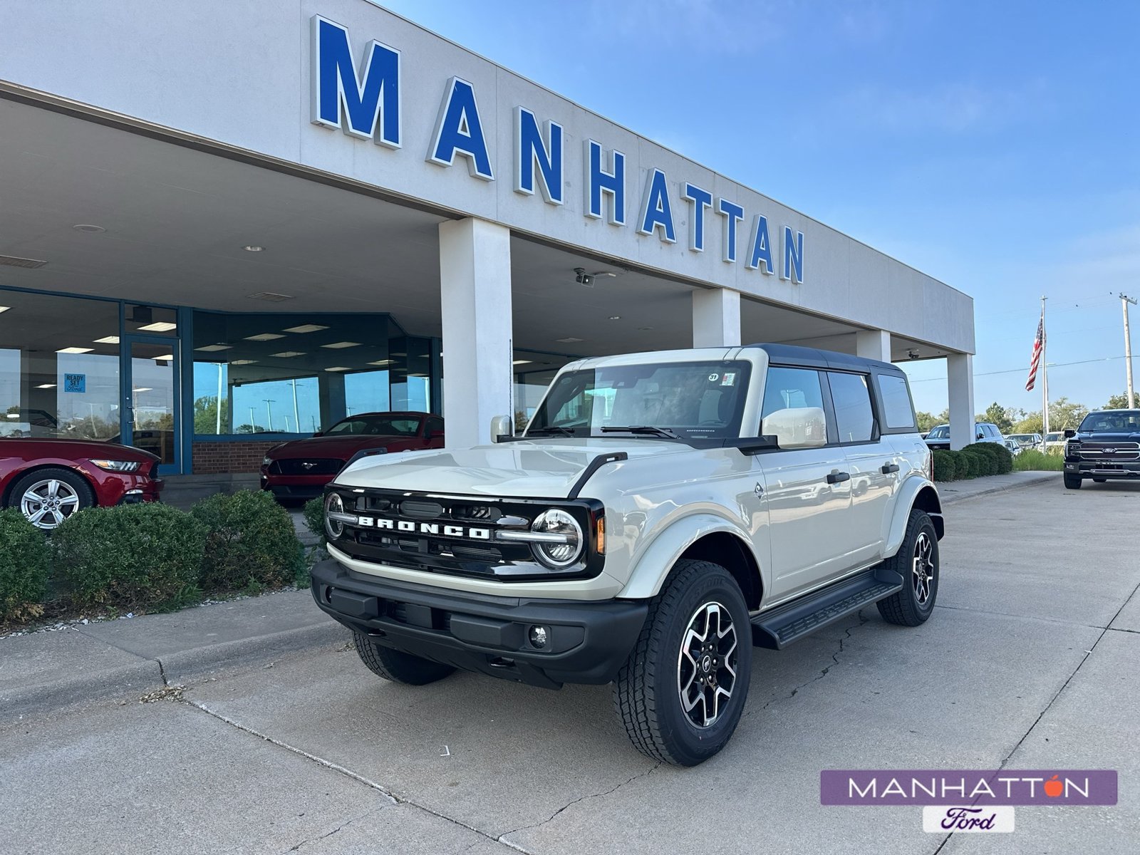 New 2026 Ford Bronco Outer Banks AWD/4WD image 1