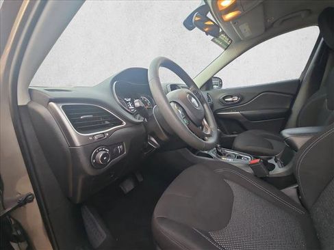 Used 2019 Jeep Cherokee Latitude w/ Popular Appearance Group image 9