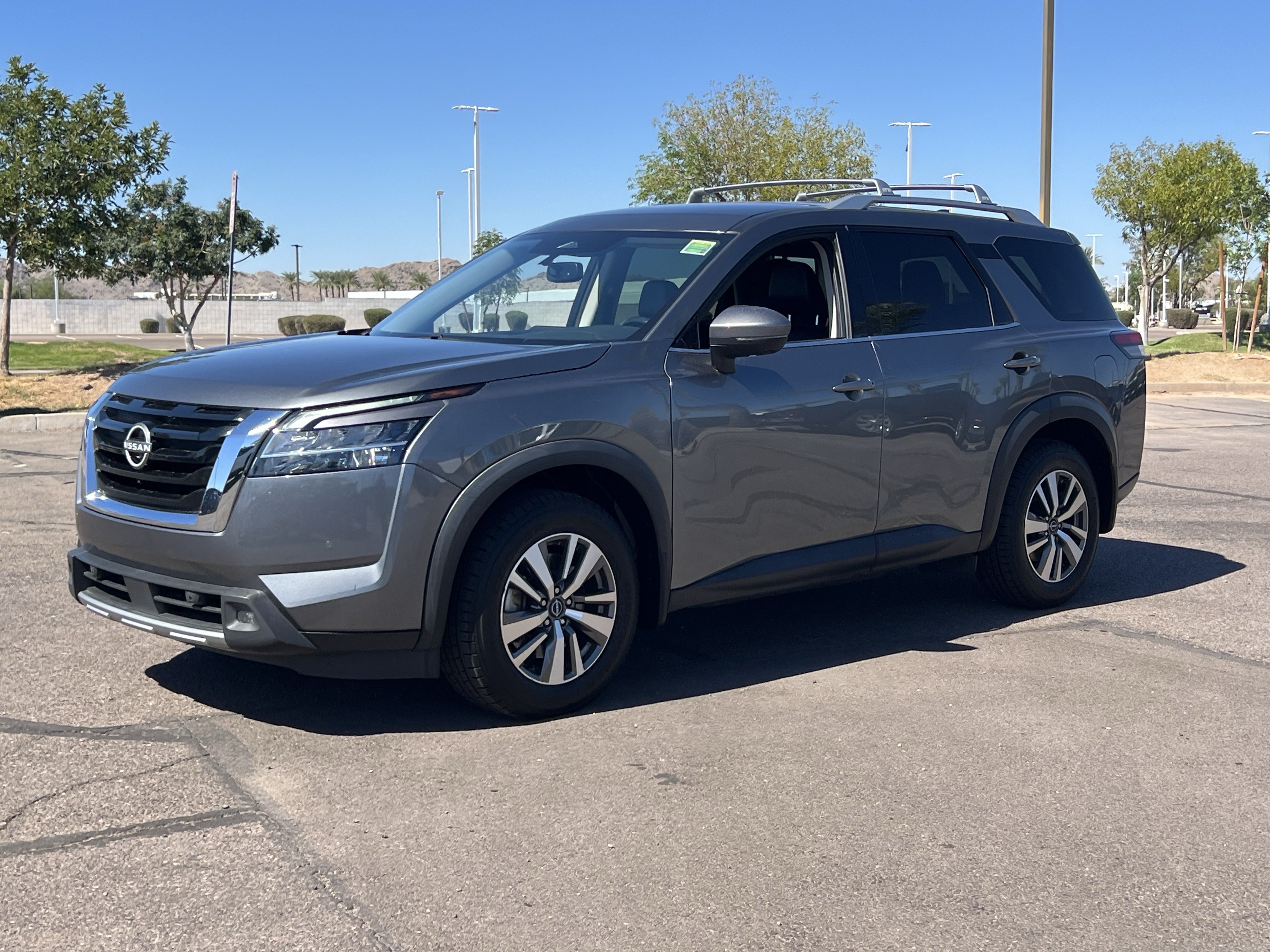 Used 2022 Nissan Pathfinder SL FWD image 2