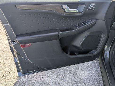 Used 2020 Ford Escape Titanium image 9