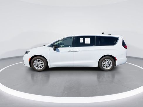 Used 2024 Chrysler Pacifica Touring-L image 5