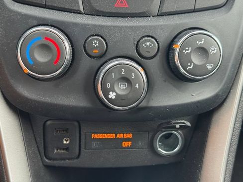 Used 2019 Chevrolet Trax LT w/ LT Convenience Package FWD image 31