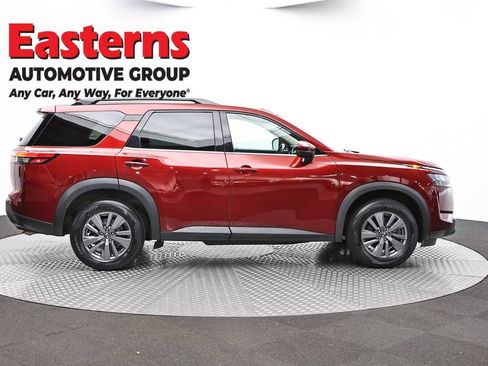 Used 2025 Nissan Pathfinder SV FWD image 4