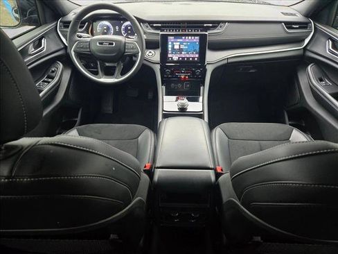 Used 2025 Jeep Grand Cherokee Altitude image 18