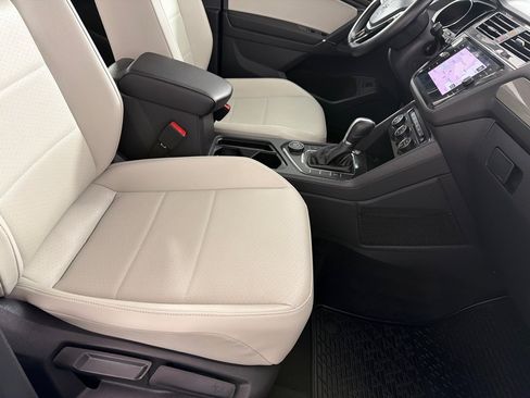 Used 2018 Volkswagen Tiguan SEL AWD/4WD image 25