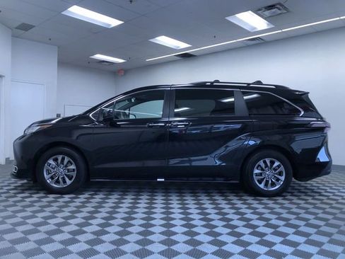 Used 2023 Toyota Sienna XLE image 11