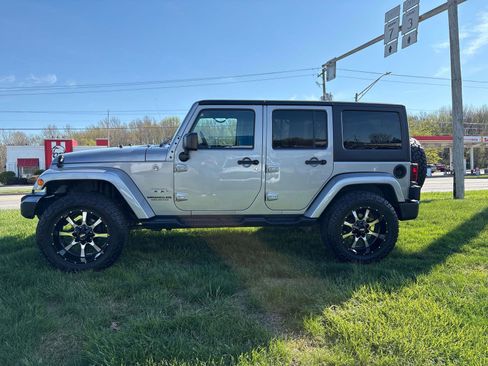 Used 2017 Jeep Wrangler Unlimited Sahara w/ Connectivity Group image 5