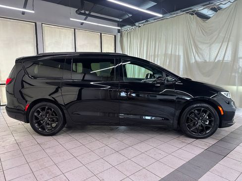 Used 2026 Chrysler Pacifica Limited w/ S Appearance Package FWD image 3