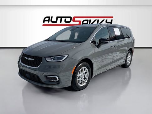 Used 2025 Chrysler Pacifica Select image 3
