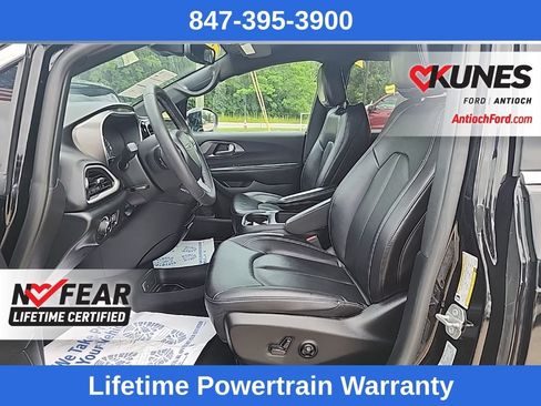 Used 2025 Chrysler Pacifica Select FWD image 16