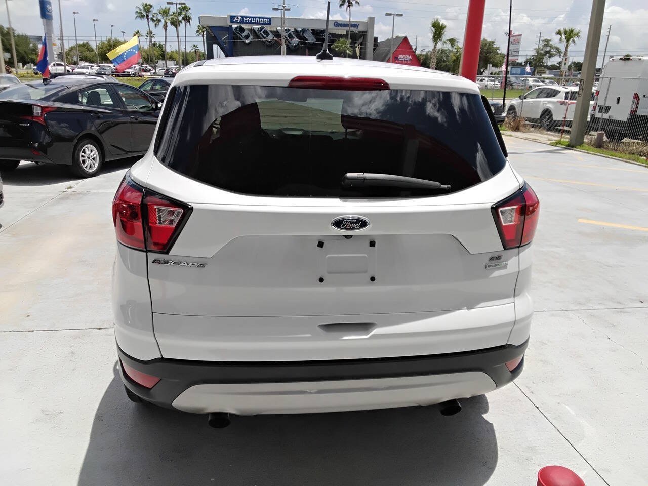 Used 2019 Ford Escape SE FWD image 2