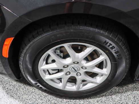 Used 2023 Chrysler Pacifica Touring-L FWD image 11