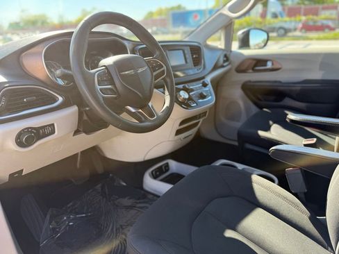Used 2017 Chrysler Pacifica Touring FWD image 21