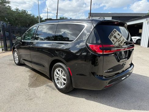Used 2024 Chrysler Pacifica Touring-L FWD image 5