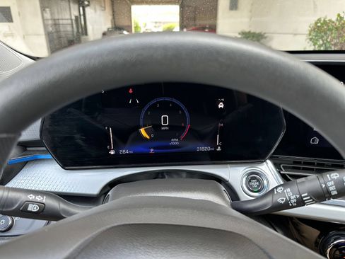 Used 2025 Chevrolet Trax LT FWD image 35