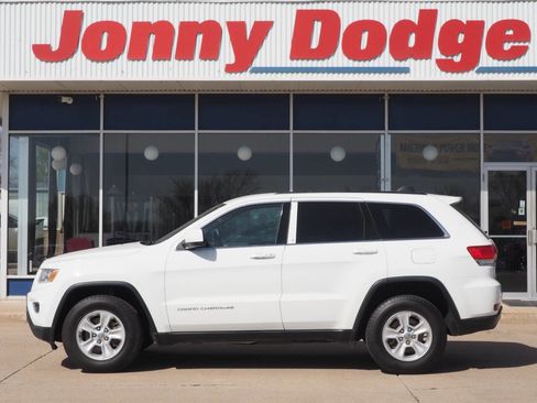 Used 2016 Jeep Grand Cherokee Laredo image 2