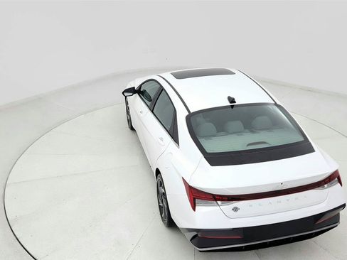 Used 2025 Hyundai Elantra SEL FWD image 16