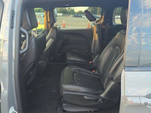 Used 2022 Chrysler Pacifica Touring-L w/ S Appearance Package FWD image 4