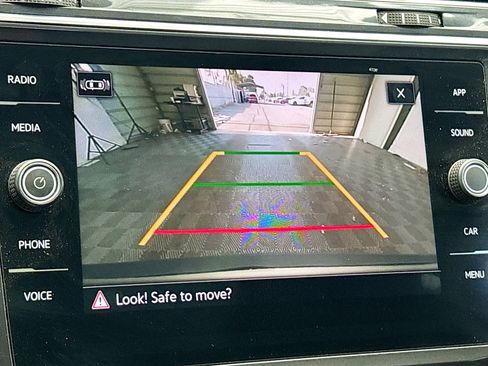 Used 2021 Volkswagen Tiguan SE image 9