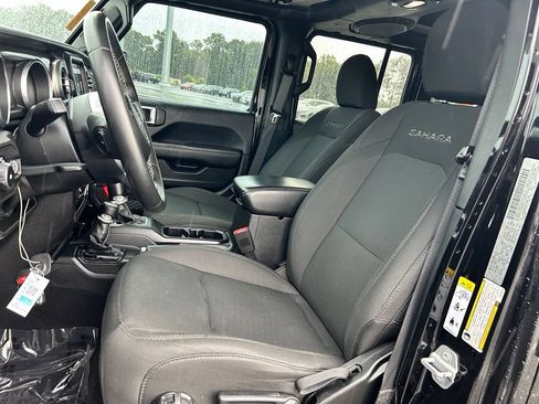 Used 2018 Jeep Wrangler Unlimited Sahara AWD/4WD image 11