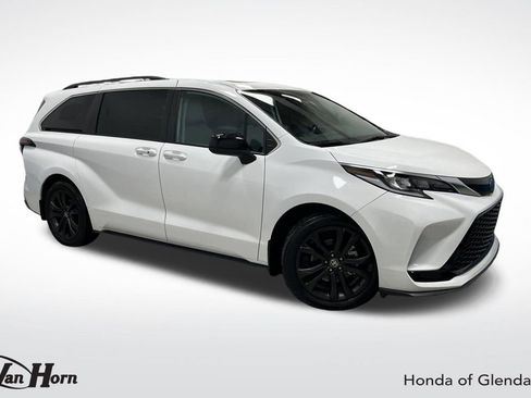 Used 2024 Toyota Sienna XSE image 1