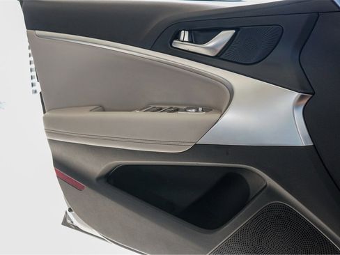 Used 2023 Genesis G70 2.0T image 20