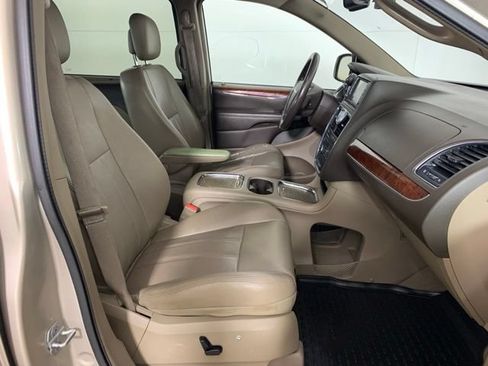 Used 2012 Chrysler Town & Country Touring-L w/ Premium Group FWD image 20