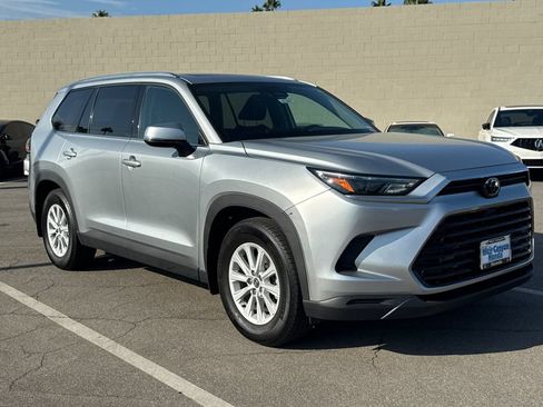 Used 2025 Toyota Grand Highlander XLE FWD image 2
