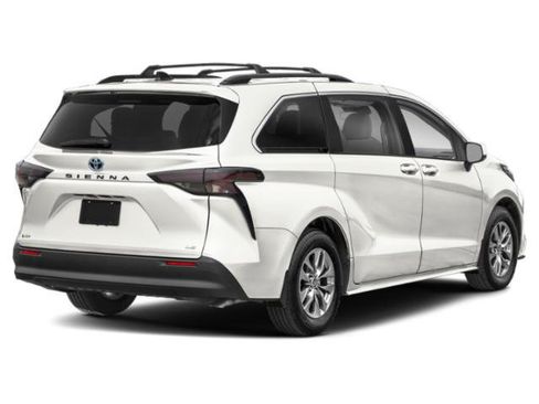 Used 2025 Toyota Sienna LE FWD image 2