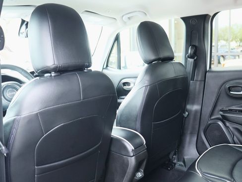 Used 2020 Jeep Renegade Latitude w/ Popular Equipment Group image 31