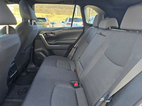 Used 2022 Toyota RAV4 SE w/ Convenience Package image 10